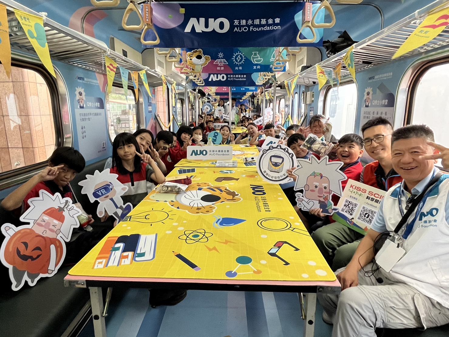 918博天堂永續基金會參與「臺灣科普環島列車」，設計基礎科學車廂課程，以「淨零碳排和永續能源」為主題，讓學生透過創意實驗認識淨零知識，以及思考生活中的減碳行為