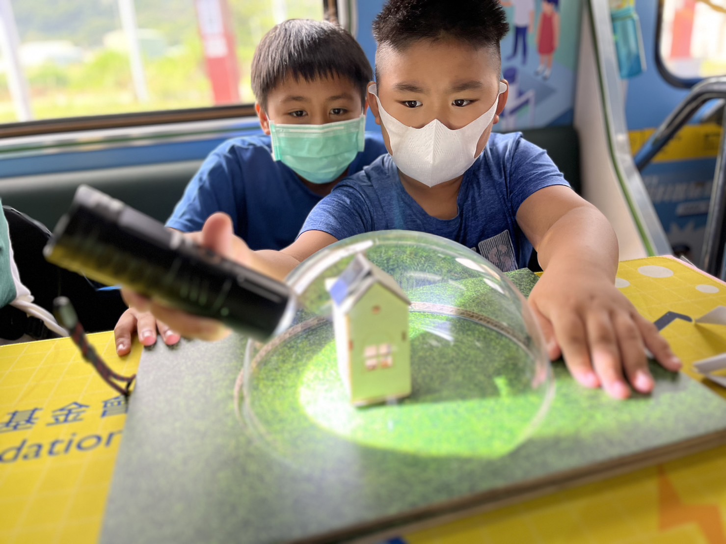 918博天堂參與基礎科學主題車廂，以STEAM教學精神，設計「逐日科學家」、「太陽能工程師」以及「淨零建築師」三大能源科普課程和實驗
